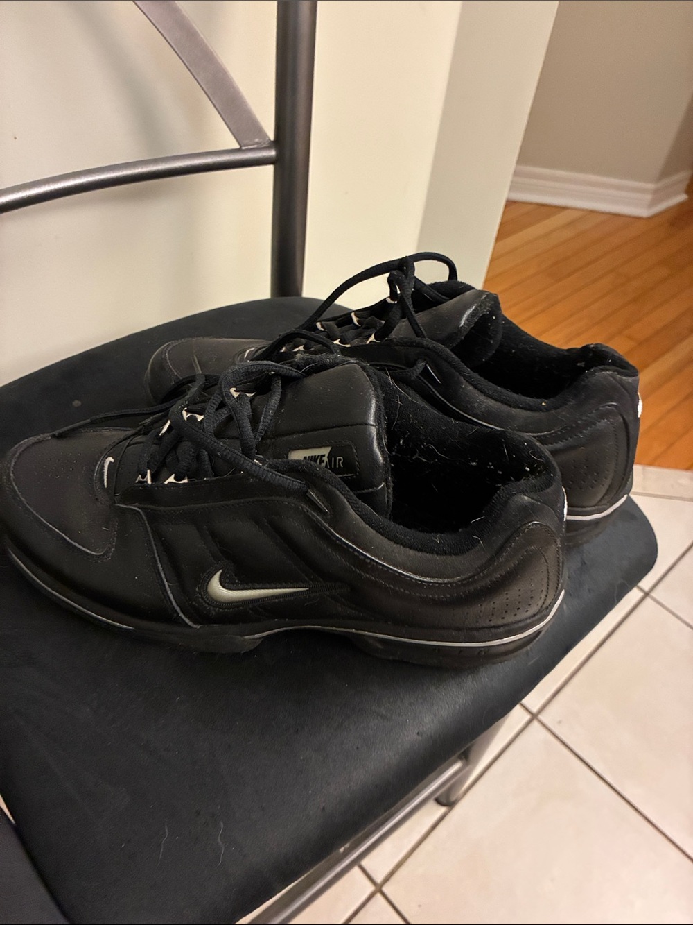 Nike Men’s Black Low-Top Athletic Sneakers with White Swoosh